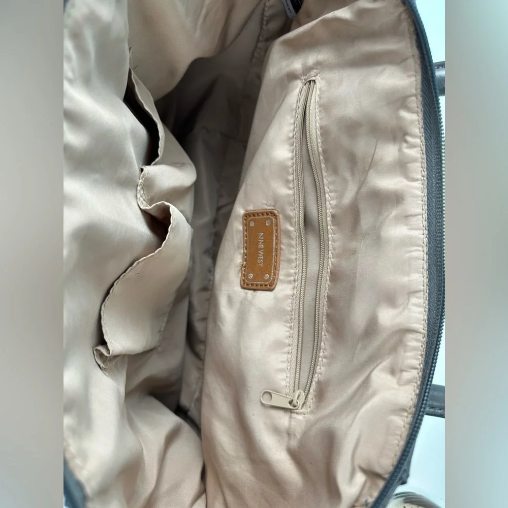 Nine West ladies gray leather handbag, excellent condition